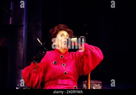 Carole Hayman (Princess Margaret) in THE QUEEN AND I von Se Townsend am Royal Court Theatre, London SW1 11/06/1994 eine Koproduktion mit Out of Joint and Haymarket Theatre, Leicester Musik & Texte: Mickey Gallagher & Ian Dury Design: Fotini Dimou Beleuchtung: Rick Fisher Regie: Max Stafford-Clark Stockfoto