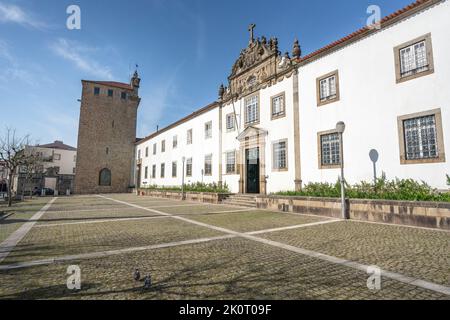 Seminar für St. Peter und St. Paul (Seminario Conciliar de Braga) und Santiago Tower in Largo de Santiago - Braga, Portugal Stockfoto