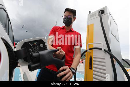 Shell startet die jemals kombinierte Tankstelle HKHH 1. für Elektroautos und Kraftstofffahrzeuge; am Shell Airport (Cargo Terminal) Gas- und Ladestation am Check Lap Kok. 10MAY22. Dickson Lee/SCMP Stockfoto