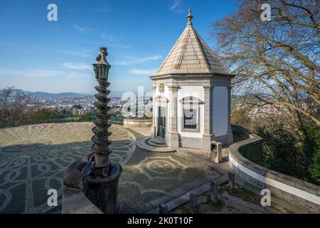 Aufstieg der Kapelle Kalvarienberg auf den Treppen des Heiligtums von Bom Jesus do Monte - Braga, Portugal Stockfoto