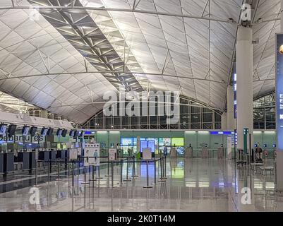 Hongkong - 11. September 2022: Leerer Flughafen Hongkong aufgrund von 19 beschränkter Flugreisen. Stockfoto