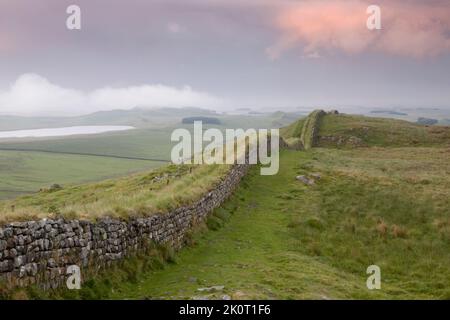 Das Drama eines Aufklärungssturms auf Hotbank Crags, Teil von Hadrians Wall in Northumberland Stockfoto