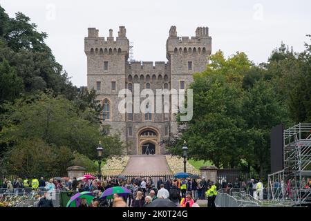 Windsor, Großbritannien. 13.. September 2022. Ein wunderschöner Blumenteppich, der von der Öffentlichkeit hinterlassen wurde, säumte nun die Fahrt vom Cambridge Gate zum Windsor Castle auf dem Long Walk. Quelle: Maureen McLean/Alamy Live News Stockfoto