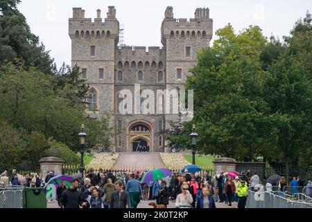 Windsor, Großbritannien. 13.. September 2022. Ein wunderschöner Blumenteppich, der von der Öffentlichkeit hinterlassen wurde, säumte nun die Fahrt vom Cambridge Gate zum Windsor Castle auf dem Long Walk. Quelle: Maureen McLean/Alamy Live News Stockfoto