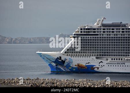 Marseille, Frankreich. 13. September 2022. Das Linienschiff Norwegian Escape kommt im französischen Mittelmeerhafen Marseille an. (Bild: © Gerard Bottino/SOPA Images via ZUMA Press Wire) Stockfoto