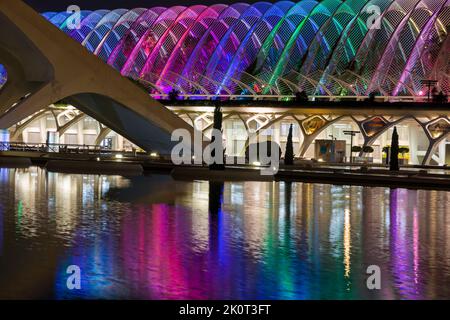 Die Baldachin der Umbracle-Gärten, die in verschiedenen Farben beleuchtet wurden, spiegelte sich im September in der Stadt der Künste und Wissenschaften in Valencia, Spanien, im Wasser wider Stockfoto