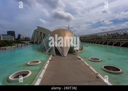 Hemisfèric, ein digitales 3D-Kino und Planetarium, mit Museu De Les Ciencies und Umbracle in der Stadt der Künste und Wissenschaften in Valencia, Spanien im September Stockfoto