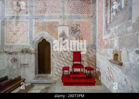 Kapelle der Herrlichkeit (Capela da Glória) Innenraum mit mittelalterlichen Gemälden im Sé de Braga Cathedral Complex - Braga, Portugal Stockfoto