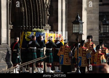 Edinburgh, Schottland, 13. September 2022. Der Sarg Ihrer Majestät Königin Elizabeth II. Wird zum letzten Mal aus der St. Giles’ Cathedral getragen, auf seiner Reise nach Schottland, um am 13. September 2022 in Edinburgh, Schottland, nach London zu reisen. Bildnachweis: Jeremy Sutton-Hibbert/ Alamy Live Nachrichten. Stockfoto