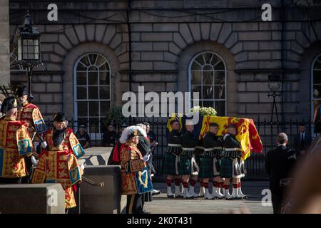 Edinburgh, Schottland, 13. September 2022. Der Sarg Ihrer Majestät Königin Elizabeth II. Wird zum letzten Mal aus der St. Giles’ Cathedral getragen, auf seiner Reise nach Schottland, um am 13. September 2022 in Edinburgh, Schottland, nach London zu reisen. Bildnachweis: Jeremy Sutton-Hibbert/ Alamy Live Nachrichten. Stockfoto