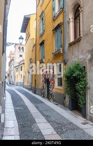 Enge Kopfsteinpflasterstraße in Verona, Italien Stockfoto