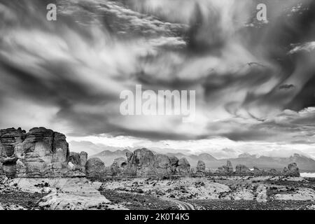 Bedrohliche Sturmwolkenformationen über dem Arches National Park, Moab, Utah. Stockfoto