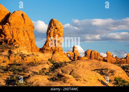 Eine Entrada-Sandsteinspitze mit Turret Arch im Arches National Park, Moab, Utah. Stockfoto