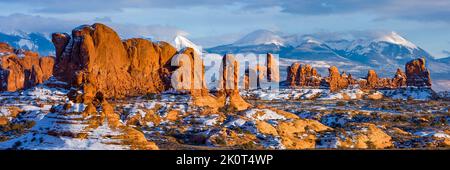 Die Parade der Elefanten und des Turret Arch im Arches National Park, Moab, Utah mit den schneebedeckten La Sal Bergen dahinter. Stockfoto