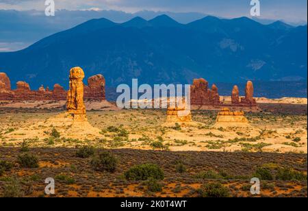 Eingang Sandsteinfelsen im Arches National Park mit den La Sal Bergen dahinter. Moab, Utah. Stockfoto