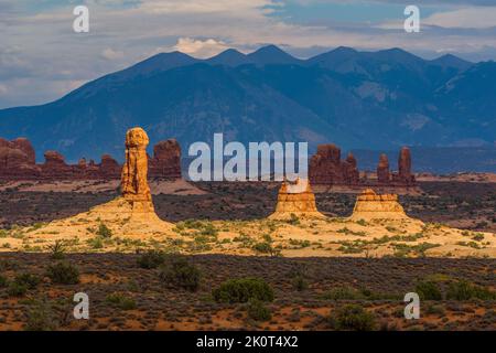 Eingang Sandsteinfelsen im Arches National Park mit den La Sal Bergen dahinter. Moab, Utah. Stockfoto