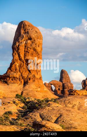 Eine Entrada-Sandsteinspitze mit Turret Arch im Arches National Park, Moab, Utah. Stockfoto