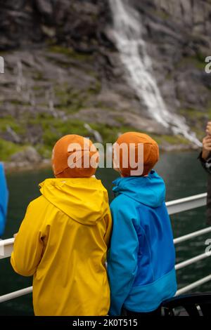 Familie, Kinder und Erwachsene und ein Haustier Hund, genießen Reise zum Geirangerfjord, erstaunliche Natur in Norwegen Sommerzeit Stockfoto