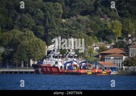 Istanbul, Türkei, 15. September 2022: Küstenwache-Such- und Rettungsschiffe im Bosporus Stockfoto