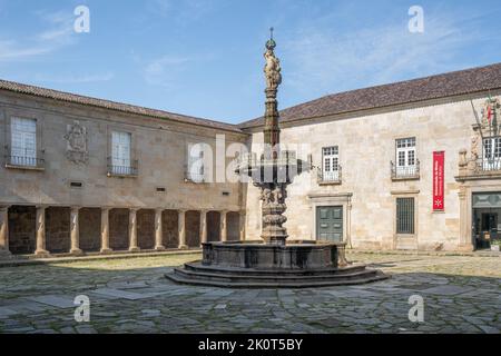 Minho-Universität und Burgbrunnen in Largo do Paço - Braga, Portugal Stockfoto