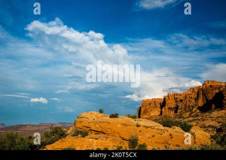 Ein sich entwickelnder Gewitter über Ham Rock Butte im Arches National Park, Moab, Utah. Stockfoto