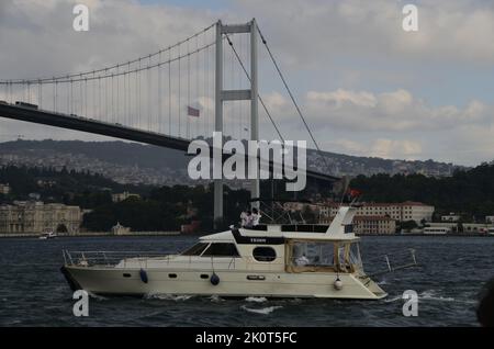 15. Juli Martyrs Bridge, weißes Boot, türkische Flagge und Bosporus Stockfoto