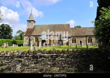 Sommerblick über St Mary und All Saints Church, Ellingham Village, Hampshire; England; Großbritannien Stockfoto