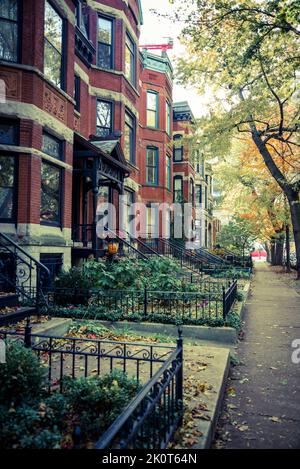 Wohlhabende West Fullerton Avenue, Lincoln Park Nachbarschaft, Nordseite, Chicago, Illinois, USA Stockfoto
