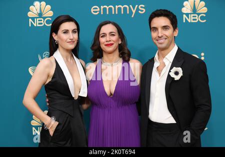 Los Angeles, USA. 12. September 2022. Jen Statsky, von links, und Lucia Aniello, Paul W. Downs und jen Statsky kommen am Montag, den 12. September 2022, im Microsoft Theater in Los Angeles zu den Emmy Awards 74.. (Foto von Danny Moloshok/Invision für die Television Academy/AP Images via Credit: SIPA USA/Alamy Live News Stockfoto