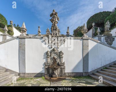 Probieren Sie den Brunnen und die Statue von Joseph of Egypt auf der Five Senses Treppe im Heiligtum von Bom Jesus do Monte - Braga, Portugal Stockfoto
