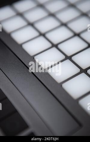 Trommelmaschine für die elektronische Musikproduktion. Komponieren Sie neue Hip-Hop-Musik mit professioneller Beat-Maschine Stockfoto