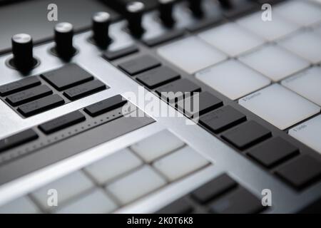 Trommelmaschine für die elektronische Musikproduktion. Komponieren Sie neue Musiktitel mit einem professionellen Beat Machine-Gerät Stockfoto