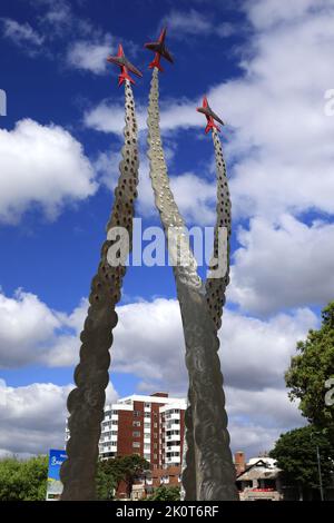 Das Red Arrows Memorial in Bournemouth Town, Dorset, England, Großbritannien das Jon Eggin Memorial wurde nach seinem Tod geschaffen und pilotieren seinen Hawk T1 Jet, whi Stockfoto