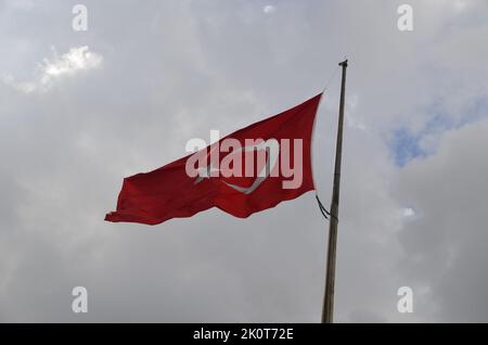 Schwenkende Türkei-Flagge. Nationalflagge, bestehend aus einem roten Hintergrund mit weißem Stern und Halbmond. Stockfoto