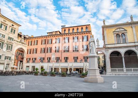 Statut von Dante auf einem Platz in Verona, Italyt Stockfoto