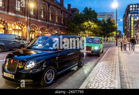 London Electric Black Taxis Am Bahnhof Kings Cross Bei Nacht Stockfoto