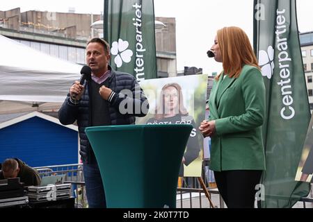 Die schwedischen Parlamentswahlen finden am Sonntag, dem 11. September, statt. Am Samstag, dem 10. September, hielt die Parteiführerin der Zentrumspartei (auf schwedisch: Centrepartiet) Annie Lööf auf der Bühne auf dem Sergel-Platz eine quadratische Sitzung ab. Im Bild: Der luxemburgische Premierminister Xavier Bettel besuchte und unterstützte Annie Lööf während ihres Wahlkampfes. Stockfoto