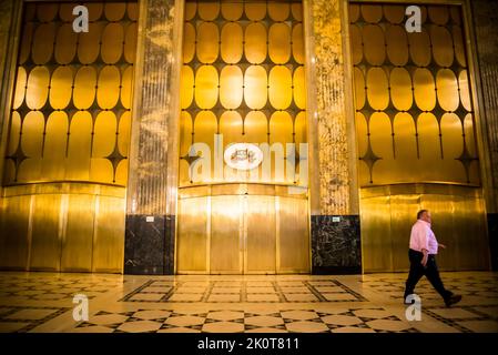 Theatereingang am Fisher Building, einem Wahrzeichen Wolkenkratzer am 3011 West Grand Boulevard im New Center Viertel von Detroit. Das reich verzierte 30-stöckige Gebäude, das 1928 fertiggestellt wurde, wurde von Albert Kahn im Art déco-Stil in Detroit, Michigan, USA, entworfen Stockfoto