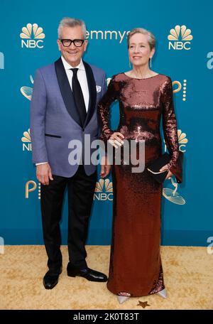 Los Angeles, USA. 12. September 2022. Bruce Cormick, Left, und Betsy Beers kommen am Montag, den 12. September 2022, im Microsoft Theater in Los Angeles zu den Emmy Awards 74.. (Foto von Danny Moloshok/Invision für die Television Academy/AP Images via Credit: SIPA USA/Alamy Live News Stockfoto