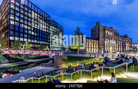 The Granary Square Kings Cross Development bei Nacht in London Stockfoto