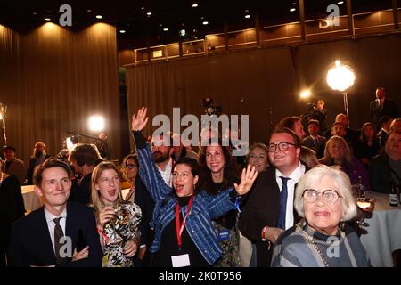 Die schwedischen Parlamentswahlen, Wahltag, am Sonntag in Stockholm, Schweden. Auf dem Bild: Die Schwedische Sozialdemokratische Partei im Stockholmer Konferenzzentrum am Wasser in Stockholm, Schweden. Jubel und Freude beim Treffen der Sozialdemokraten am Sonntagabend nach den jüngsten Wahlergebnissen. In der Mitte: Miriam (in der Mitte), Pressesprecherin, feiert. Stockfoto