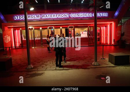 Die schwedischen Parlamentswahlen, Wahltag, am Sonntag in Stockholm, Schweden. Auf dem Bild: Die Schwedische Sozialdemokratische Partei im Stockholmer Konferenzzentrum am Wasser in Stockholm, Schweden. Auf dem Bild: Polizisten vor dem Gebäude. Stockfoto