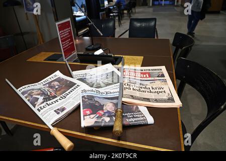 Am Tag nach dem Wahltag die schwedischen Parlamentswahlen. Hier sind schwedische Zeitungen in der Stockholmer Stadtbibliothek (schwedisch: Stockholms stadsbibliotek oder Stadsbiblioteket), am Tag nach den schwedischen Parlamentswahlen. Stockfoto