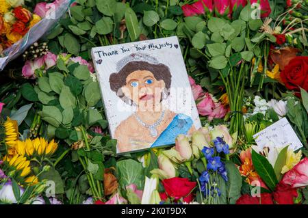London, Großbritannien. 13. September 2022. Ein Garten mit Blumengedenken im Green Park zur Erinnerung an Königin Elizabeth die zweite, die am 8.. September im Alter von 96 Jahren starb. Morgen wird er den Sarg vom Buckingham Palace zum Palace of Westminster trave, wo er 4 Tage vor ihrer Beerdigung am 19.. September in einem Zustand liegen wird. Kredit: Karl Black/Alamy Live Nachrichten Stockfoto