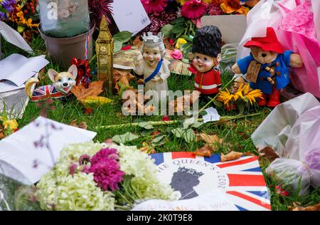 London, Großbritannien. 13. September 2022. Ein Garten mit Blumengedenken im Green Park zur Erinnerung an Königin Elizabeth die zweite, die am 8.. September im Alter von 96 Jahren starb. Morgen wird er den Sarg vom Buckingham Palace zum Palace of Westminster trave, wo er 4 Tage vor ihrer Beerdigung am 19.. September in einem Zustand liegen wird. Kredit: Karl Black/Alamy Live Nachrichten Stockfoto