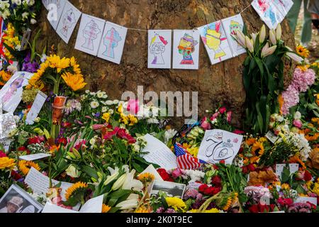 London, Großbritannien. 13. September 2022. Ein Garten mit Blumengedenken im Green Park zur Erinnerung an Königin Elizabeth die zweite, die am 8.. September im Alter von 96 Jahren starb. Morgen wird er den Sarg vom Buckingham Palace zum Palace of Westminster trave, wo er 4 Tage vor ihrer Beerdigung am 19.. September in einem Zustand liegen wird. Kredit: Karl Black/Alamy Live Nachrichten Stockfoto