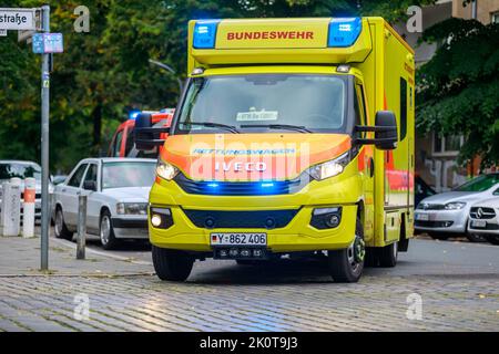 Berlin/Deutschland - September 13 2022: Der deutsche Krankenwagen der Bundeswehr steht in der Nähe eines Notfalls in Berlin. Stockfoto