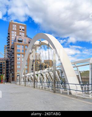 White Horse Bridge über die Bahnlinie zum Bahnhof Wembley in der Nähe. In der Ferne, nur wenige Meter vom Stadion entfernt, sind neue Wohnblöcke zu sehen. Stockfoto