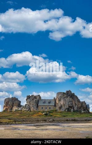 Plougrescant an den Küsten der Rüstung - bretagne, Frankreich. Haus zwischen Felsen Stockfoto