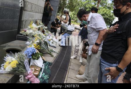 Während des Todes von Königin Elizabeth vor dem britischen Generalkonsulat in Hongkong, Admiralität, werden blumige Ehrungen hinterlassen. 09SEP22 SCMP/Dickson Lee Stockfoto